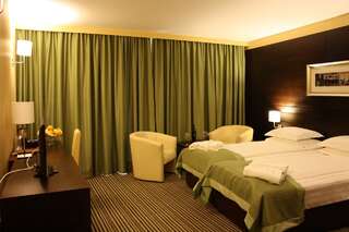 Отель Olives City Hotel София Двухместный номер с 2 отдельными кроватями и балконом-1